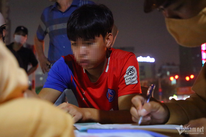 Tài xế T. kí biên bản xử phạt vi phạm hành chính.