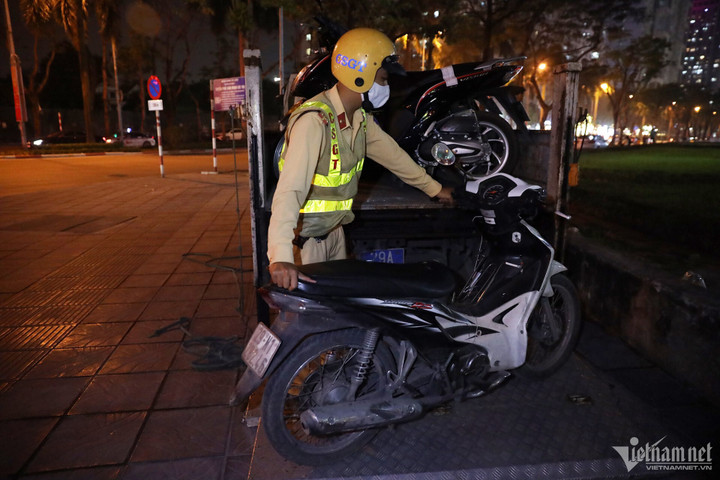 Trong ca công tác có 10 trường hợp tài xế xe máy vi phạm nồng độ cồn.