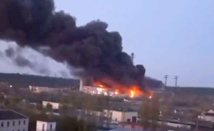 Đám cháy lớn tại nhà máy điện Trypilska sau cuộc không kích của Nga ngày 11/4. (Ảnh: Reuters)