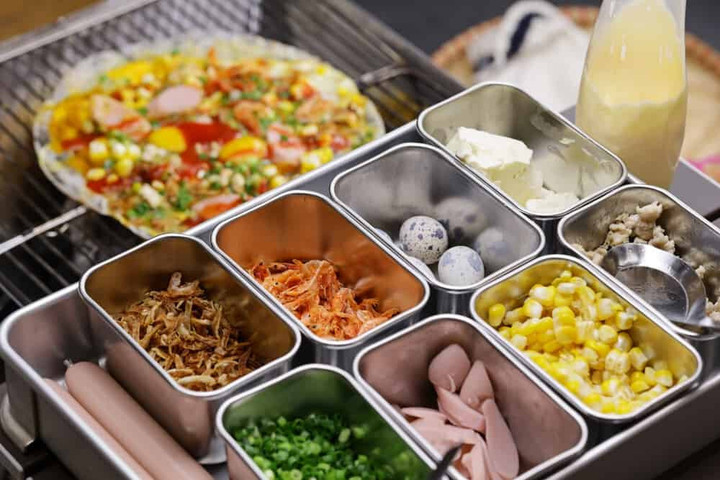 Nguyên liệu làm bánh tráng nướng bằng chảo thông thường có trứng cút, thịt bằm, xúc xích, hành lá và bơ, sốt mayonnaise. (Ảnh: BHX)