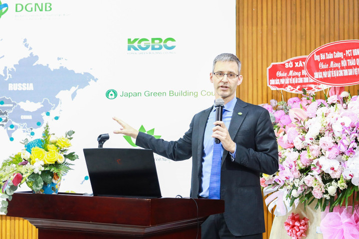 Ông Douglas Snyder - Giám đốc điều hành của Hội đồng Công trình xanh Việt Nam (VGBC) chia sẻ tại hội thảo.