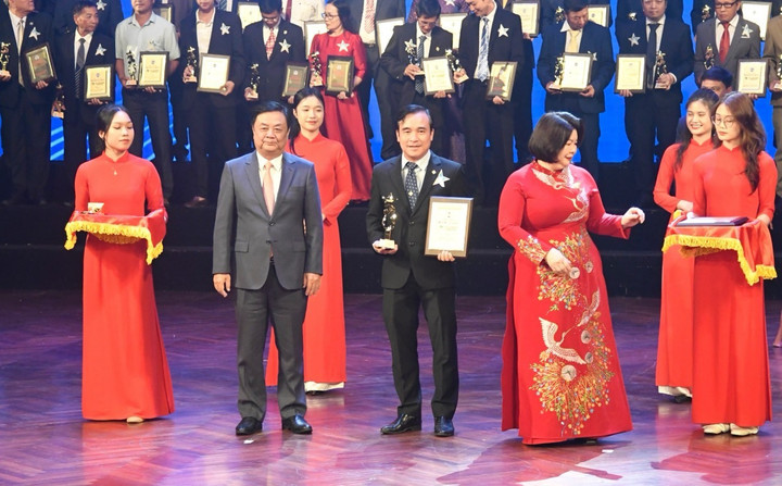 Ông Nguyễn Ngọc Thắng - Giám đối khối vận hành hoạt động Co.opmart - thay mặt đơn vị nhận giải thưởng Ngôi sao HTX Việt Nam.