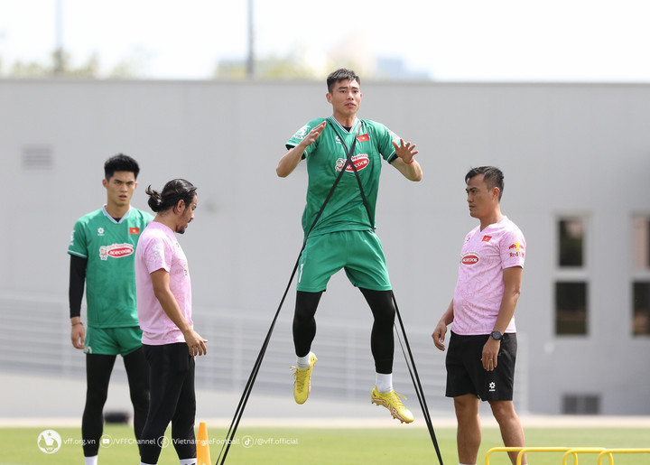 Thủ môn Quan Văn Chuẩn đủ điều kiện ra sân ở trận đầu tiên với U23 Kuwait. Trước đó xuất hiện thông tin cầu thủ này bị treo giò do chiếc thẻ đỏ mà anh nhận tại vòng chung kết U23 châu Á 2022. Tuy nhiên, án phạt đã được áp dụng ở vòng loại U23 châu Á 2024.