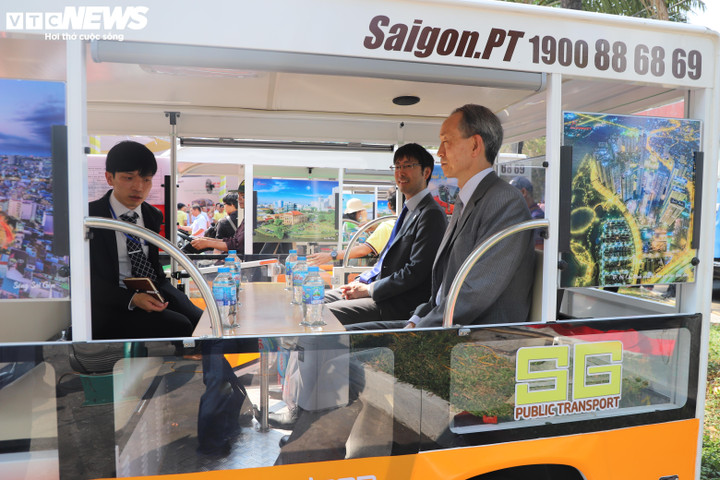 Xe điện được thiết kế mặt bàn để các vật dụng cá nhân nhằm tăng sự trải nghiệm cho du khách trong quá trình tham quan.