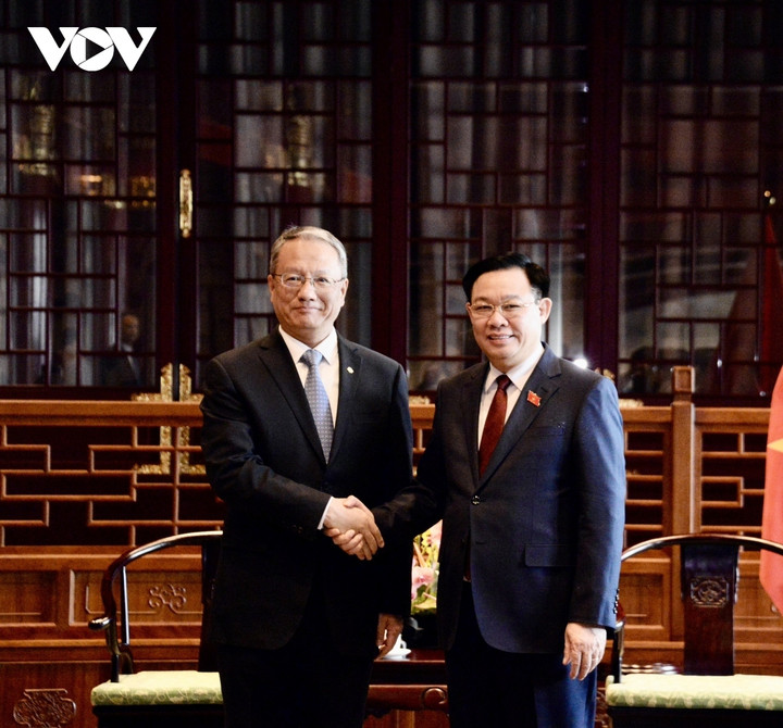 Tại cuộc tiếp lãnh đạo các tập đoàn, công ty lớn của Trung Quốc, Chủ tịch Quốc hội Vương Đình Huệ cho biết, Quốc hội, Chính phủ Việt Nam tiếp tục nỗ lực cải thiện môi trường đầu tư, hoàn thiện hơn nữa chính sách, pháp luật nhằm thu hút ngày càng nhiều tập đoàn, công ty quốc tế lớn đầu tư sản xuất, kinh doanh thành công tại Việt Nam.