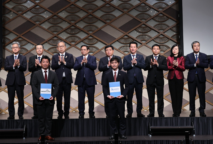 Kaopiz trao ký kết ghi nhớ hợp tác đầu tư cùng Tập đoàn Hammock tại Diễn đàn kinh tế Việt Nam - Nhật Bản 2023.