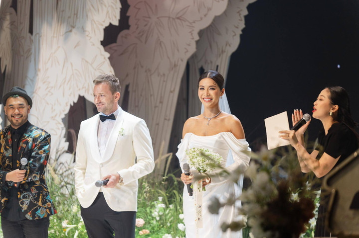 Minh Tú và chồng rạng rỡ trên sân khấu.