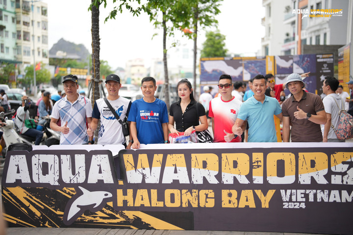 Các vận động viên chụp ảnh lưu niệm tại khu vực ghi danh.