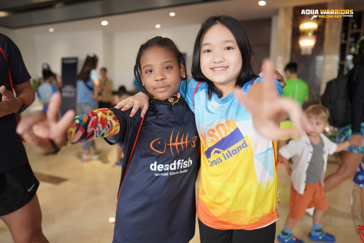 Những em nhỏ thích thú trước ngày tranh tài.