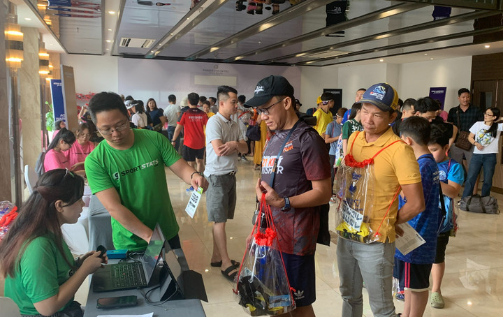 Vận động viên xếp hàng để lấy chip.