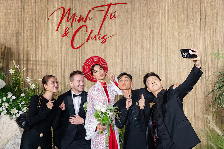 Nhiều nghệ sĩ nổi tiếng tới chúc mừng Minh Tú lấy chồng.