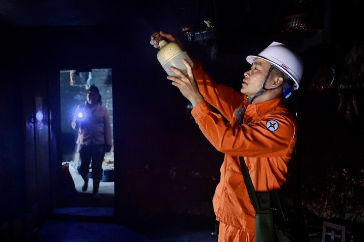 Đưa điện về vùng sâu vùng xa của tỉnh Hà Giang.