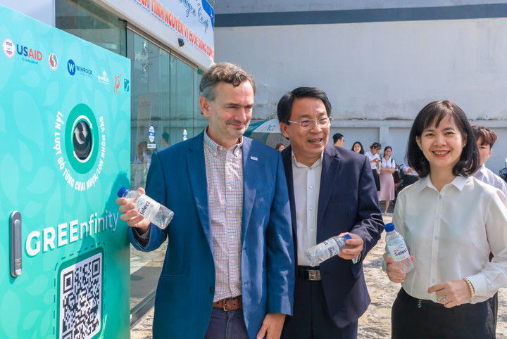 Lãnh đạo Saigon Co.op và Winrock International trải nghiệm trạm tái sinh chất thải nhựa.