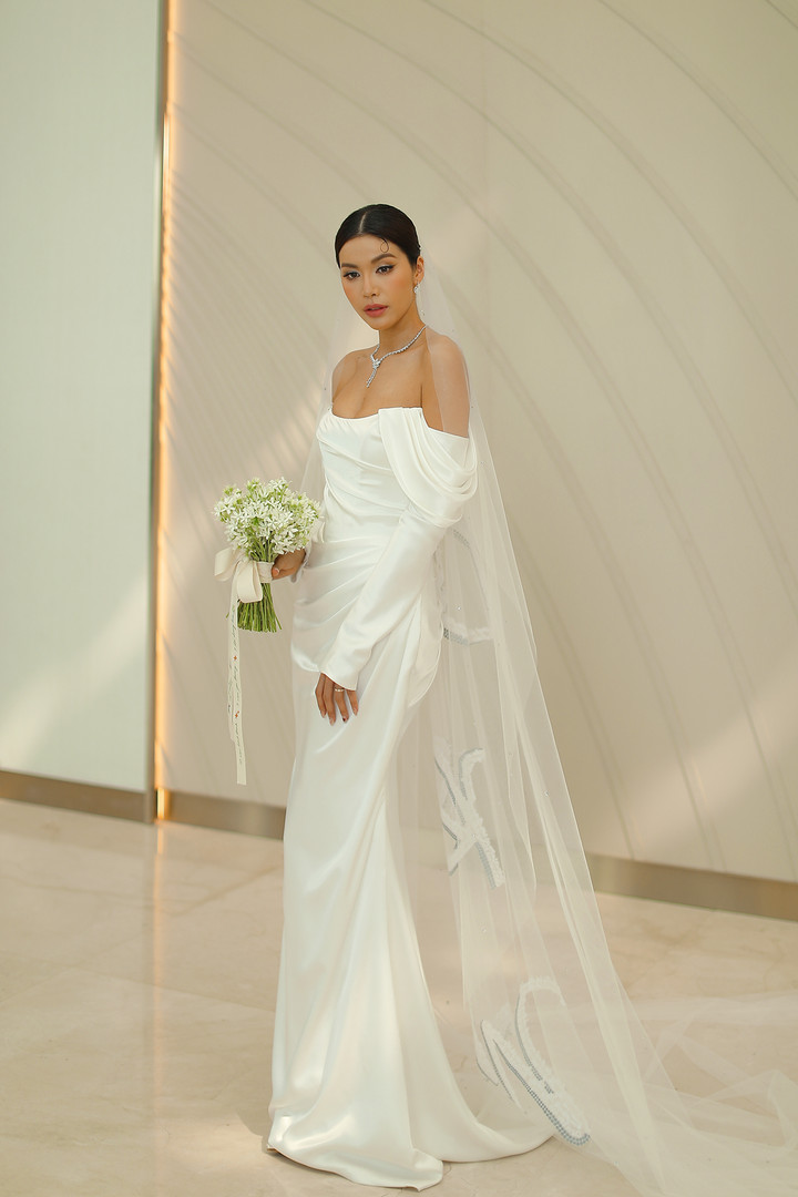 Trang phục trong hôn lễ của Minh Tú.