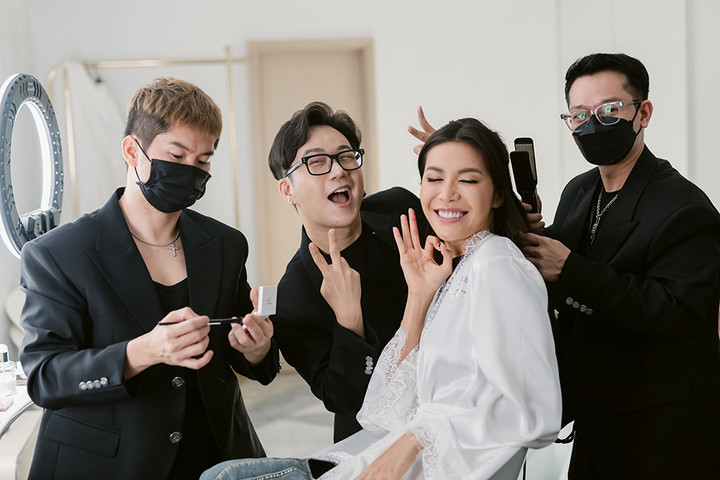 Siêu mẫu hạnh phúc khi luôn có những người thân thiết hỗ trợ.