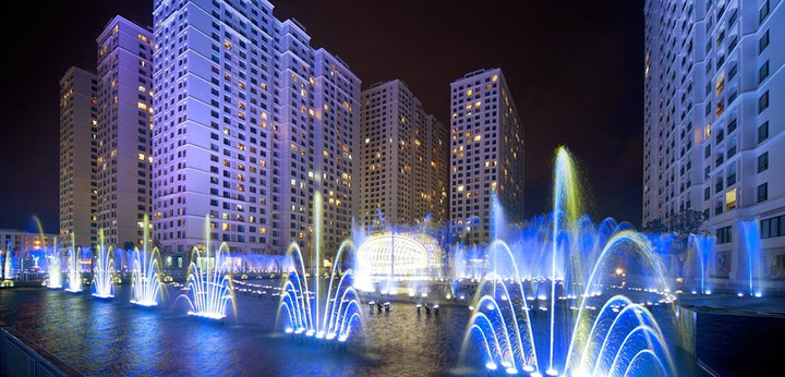 Sân khấu nhạc nước Times City được đặt tại hồ nước lớn ngay lối vào từ cổng chào của Times City.