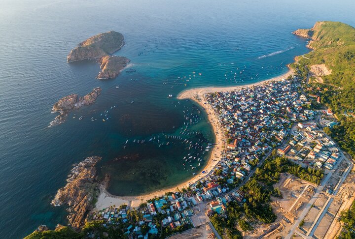 Quy Nhơn nổi tiếng với đường bờ biển dài, bờ cát trắng mịn