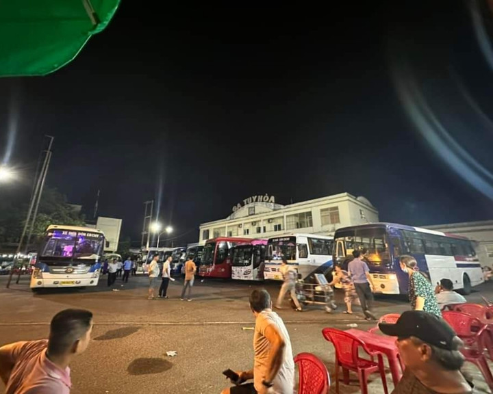 Nhiều hành khách trung chuyển bằng xe khách tại ga Tuy Hòa để tiếp tục hành trình.
