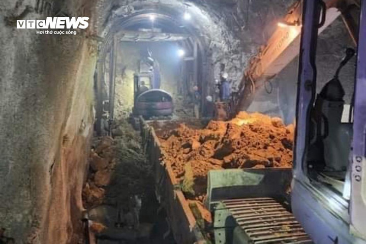 Đến rạng sáng nay, hầm tiếp tục sạt lở.