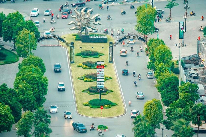 Bạn có thể đi xe bus đến cổng chính của Times City (Ảnh: Lại Hợp Nhân)