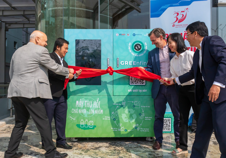 Trạm tái sinh chất thải nhựa sử dụng công nghệ AI hiện đại để tự động nhận diện, phân loại và thu gom chai nhựa và lon nhôm đã qua sử dụng.