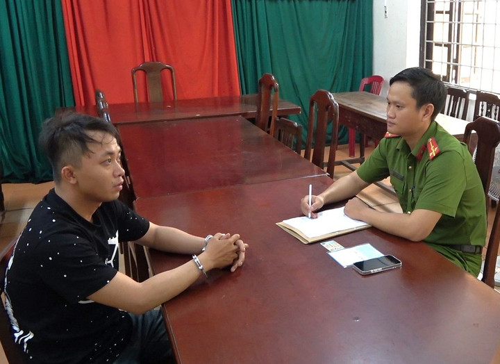 Phạm Văn Hiếu tại cơ quan công an.