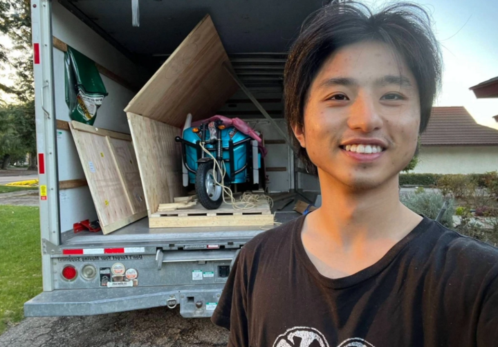 Luo và chiéc xe ba gác nhập khẩu của anh. Ảnh: NVCC.