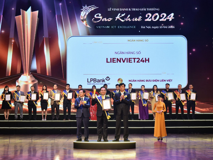 Ông Hoàng Văn Phúc - Phó TGĐ đại diện LPBank nhận giải Sao Khuê 2024.