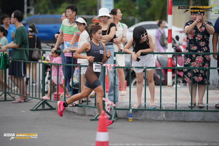 Cung đường chạy nằm một phần trên cung đường bao biển Trần Quốc Nghiễn. Vận động viên và người hâm mộ đứng trên cung đường có thể chiêm ngưỡng vẻ đẹp nên thơ của Vịnh Hạ Long.