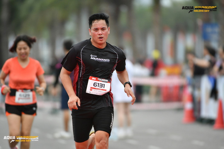 Thời tiết thuận lợi, trời không nắng giúp các vận động viên thi đấu trong điều kiện thoải mái nhất.