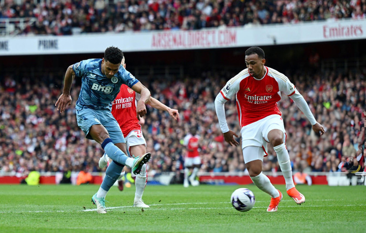 Watkins suýt trừng phạt sai lầm của hậu vệ Arsenal ở tình huống trước. (Ảnh: Getty Images)