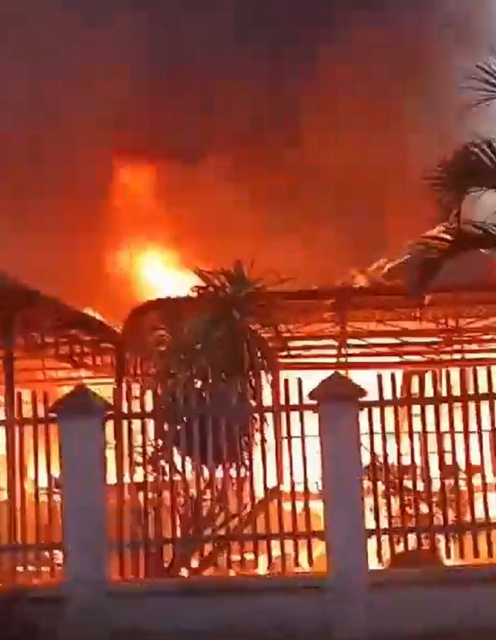 Ngọn lửa thiêu rụi 3 ngôi nhà sàn ở Gia Lai.