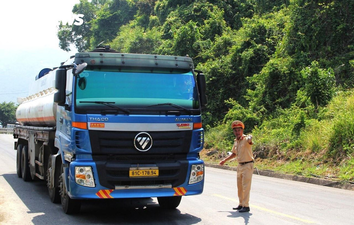 Công an tỉnh Phú Yên, Công an tỉnh Khánh Hòa đang hỗ trợ đảm bảo an ninh trật tự, điều tiết giao thông trong thời gian khắc phục sự cố hầm Bãi Gió.