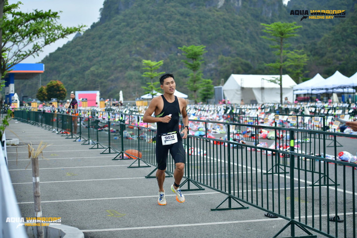 Vũ Đình Duân thi đấu xuất sắc, liên tục nằm trong nhóm dẫn đầu ở nội dung khó nhất là Aqua Warriors (bơi 3km, chạy 15km).
