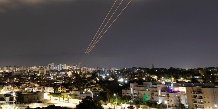 Tên lửa được phóng đi từ Iran vào lãnh thổ Israel ngày 14/4. (Ảnh: Getty)