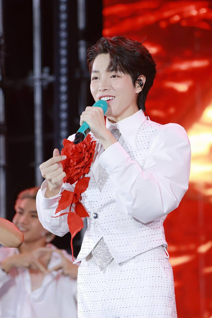 Hành động đẹp của Đức Phúc khiến khán giả xúc động.