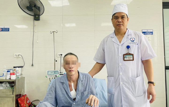 Bệnh nhân chụp ảnh cùng BS.CKII Nguyễn Văn Nam trong ngày được xuất viện.