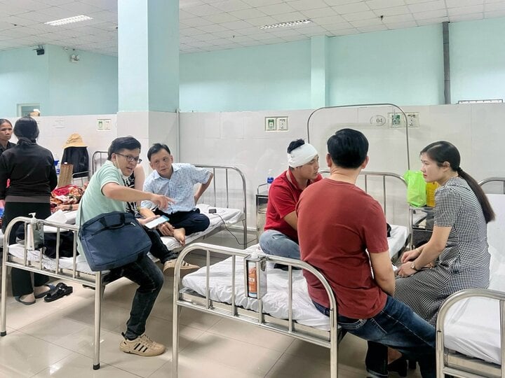 Các nạn nhân trong vụ tai nạn đang được điều trị tại Bệnh viện đa khoa tỉnh Kon Tum.