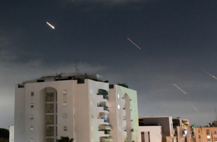 Hệ thống phòng không Iron Dome của Israel đánh chặn tên lửa từ Iran ngày 14/4. (Ảnh: CNN)