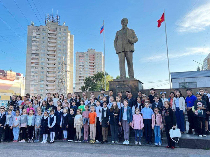 Tượng Chủ tịch Hồ Chí Minh tại thành phố Ulyanovsk.