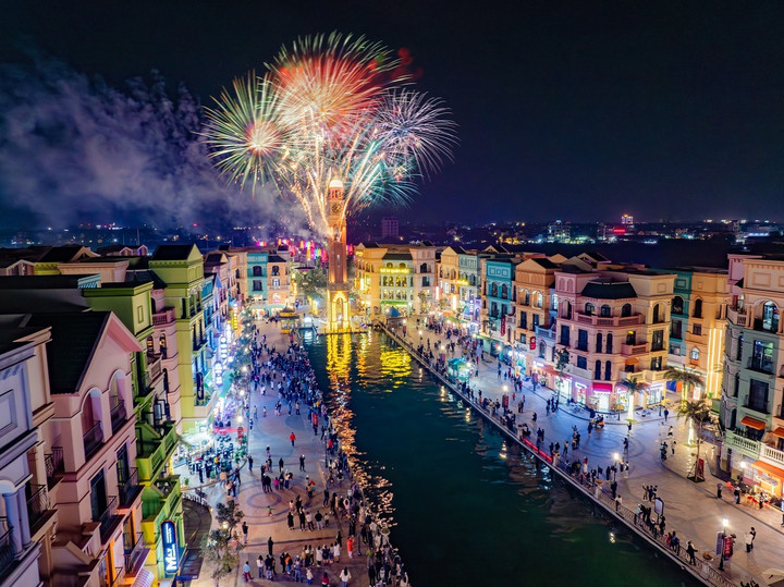 'Thiên đường tình yêu' khiến đôi lứa xiêu lòng ở phía Đông Hà Nội - 14