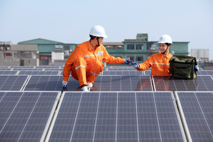 Lắp đặt hệ thống pin mặt trời giúp doanh nghiệp giảm nhiều chi phí, chủ động nguồn điện.