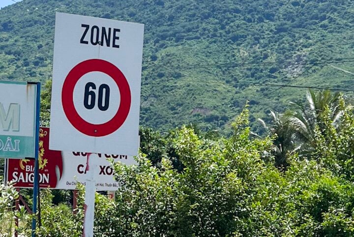 Zone 60 là biển báo phổ biến trên đường.