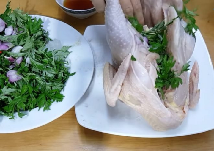 Nếu hầm nguyên con gà, bạn sẽ chia ngải cứu làm 2 phần, một phần dồn vào bụng gà một và một phần lót ở đáy nòi rồi đặt gà lên trên. (Ảnh: BHX)