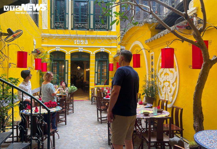 Nhân viên nhà hàng bất ngờ, phấn khích khi Tim Cook xuất hiện - 第5张