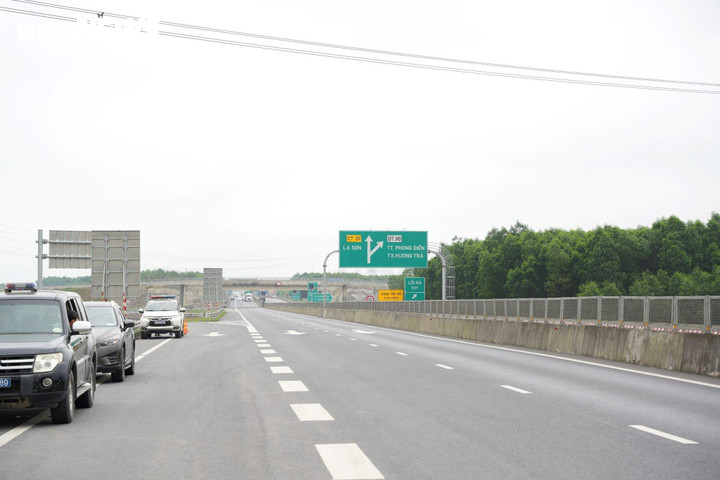 Phó Chủ tịch UBND tỉnh Thừa Thiên - Huế yêu cầu phải quan tâm các vấn đề dân sinh trong quá trình thực hiện mở rộng cao tốc Cam Lộ - La Sơn. (Ảnh: Ngọc Minh)