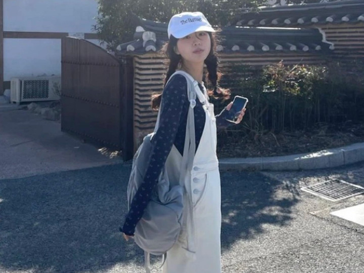 Tết tóc và đội mũ bóng chày giúp bạn gái có vẻ ngoài trẻ trung, năng động.