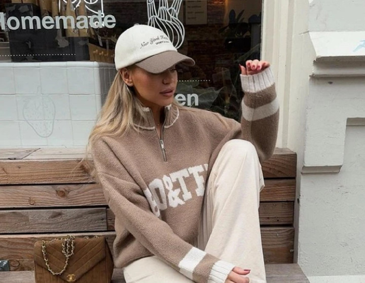 Vén phần tóc mai ra sau tai rồi đội mũ bóng chày lên, gương mặt bạn sẽ thanh thoát, thu hút hơn.