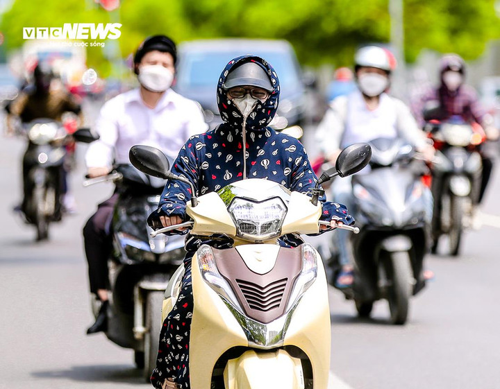 Ngày đầu tuần, nhiều nơi trên cả nước nắng như đổ lửa, nhiệt độ cao nhất có nơi trên 38 độ C.