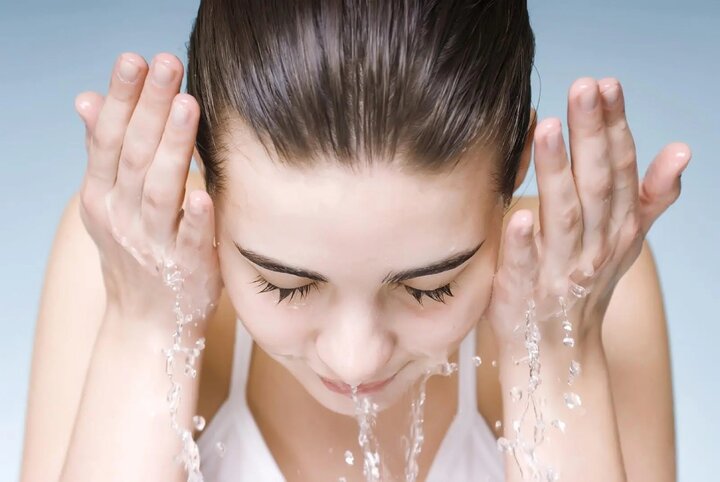 Rửa mặt là biện pháp đơn giản chăm sóc da, hạn chế tình trạng da xấu đi khi trời nóng.